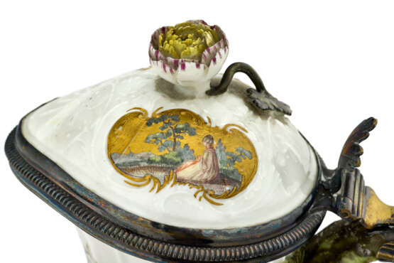 POT À EAU COUVERT ET SON BASSIN CIRCULAIRE EN PORCELAINE DE MEISSEN DU XVIIIE SIÈCLE - photo 6