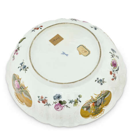 POT À EAU COUVERT ET SON BASSIN CIRCULAIRE EN PORCELAINE DE MEISSEN DU XVIIIE SIÈCLE - photo 8