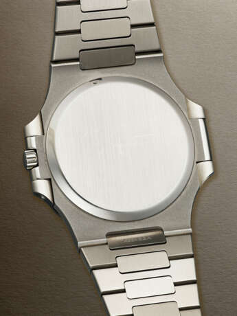 PATEK PHILIPPE, STAINLESS STEEL 'NAUTILUS', REF. 3700/001 - photo 3