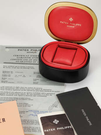 PATEK PHILIPPE, STAINLESS STEEL 'NAUTILUS', REF. 3700/001 - photo 4