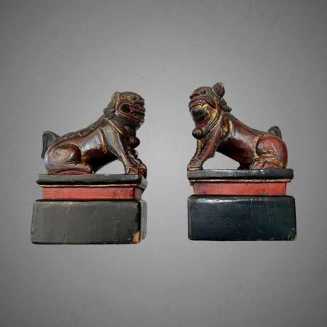 19th Century Pair of Chinese Guardian Lions in Red and Gold Lacquer Дерево 19th century г. - фото 3 19th Century Pair of Chinese Guardian Lions in Red and Gold Lacquer Дерево 19th century г. - фото 3