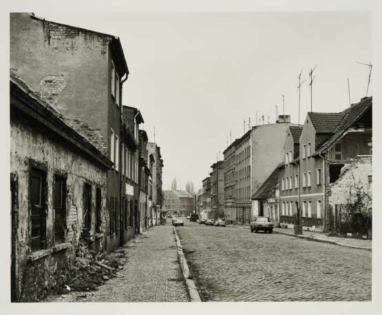 Thomas Struth. Schöningerstraße (mit Ruine), Magdeburg 1991 - Foto 1