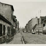 Thomas Struth. Schöningerstraße (mit Ruine), Magdeburg 1991 - Foto 1