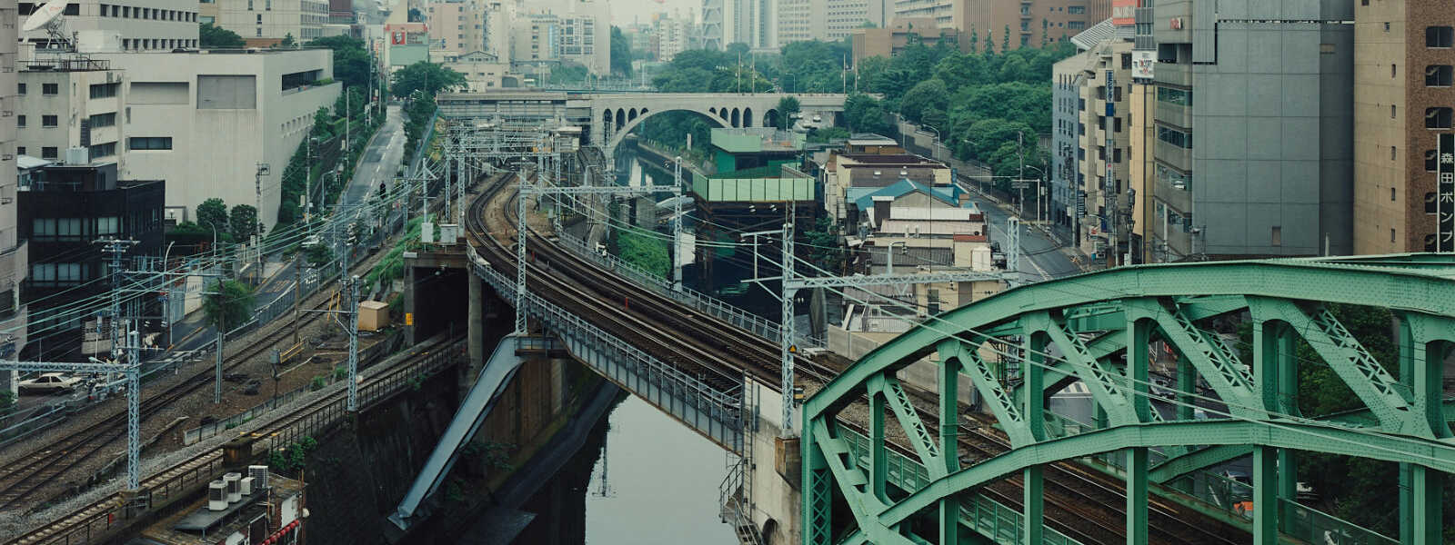 Thomas Struth. Green Railroad Bridge, Tokyo