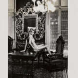 Helmut Newton. Charlotte Rampling at the Hotel Nord-Pinus, Arles - Foto 2