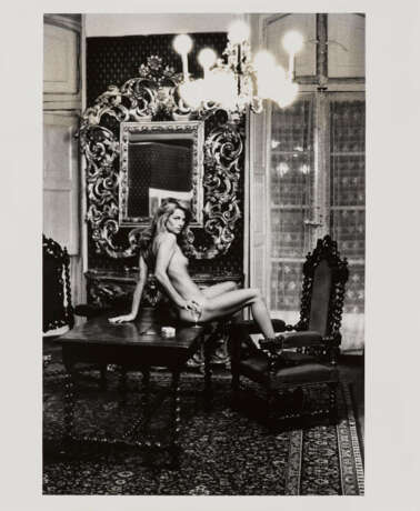 Helmut Newton. Charlotte Rampling at the Hotel Nord-Pinus, Arles - Foto 2