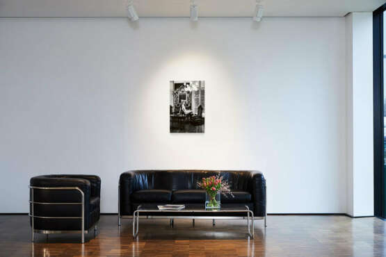 Helmut Newton. Charlotte Rampling at the Hotel Nord-Pinus, Arles - Foto 5