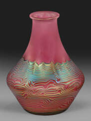 Loetz-Vase mit Dekor "camelienrot"