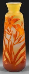 Gallé-Vase mit Lilien-Dekor