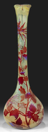 Äußerst hohe Enghalsvase mit Akelei-Dekor von Emile Gallé - фото 1 Äußerst hohe Enghalsvase mit Akelei-Dekor von Emile Gallé - фото 1