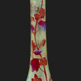 Äußerst hohe Enghalsvase mit Akelei-Dekor von Emile Gallé - фото 1