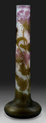 Große Stangenvase mit Verbene- oder Eisenkraut-Dekor von