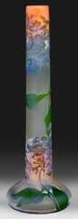 Sehr große Stangenvase mit Hortensien-Dekor von Emile Gallé