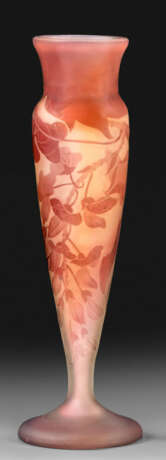 Ziervase mit Blauregen-Dekor von Gallé - фото 1