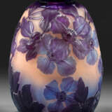 Seltene "Soufflé"-Vase mit Clematis-Dekor von Emile Gallé - фото 1