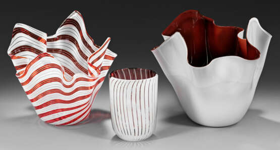 Zwei "Fazzoletto"-Vasen mit Ziervase - фото 1 Zwei "Fazzoletto"-Vasen mit Ziervase - фото 1