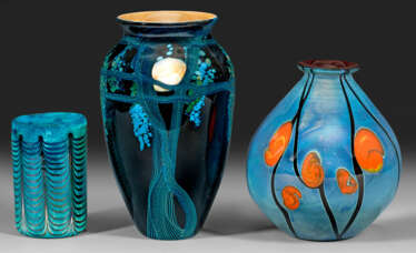Zwei Ziervasen und ein Becher