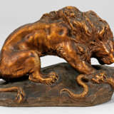 Figurengruppe Löwe mit Schlange - Foto 1