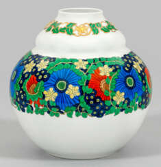 Jugendstil-Vase mit Blumendekor von Willy Stanke