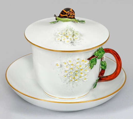 Deckeltasse mit Schneeballenblüten und Schnecke - photo 1