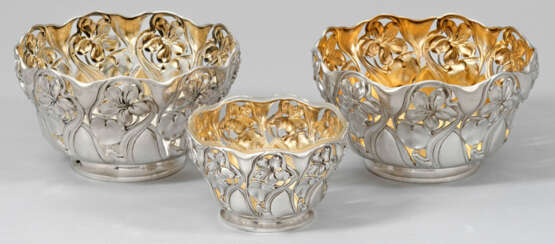 Drei Jugendstil-Körbe mit Iris-Dekor - photo 1