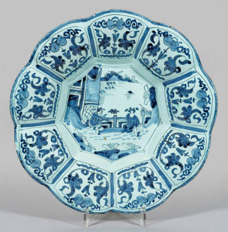 Frankfurter Buckelplatte mit Chinoiserien - Foto 1 Frankfurter Buckelplatte mit Chinoiserien - Foto 1