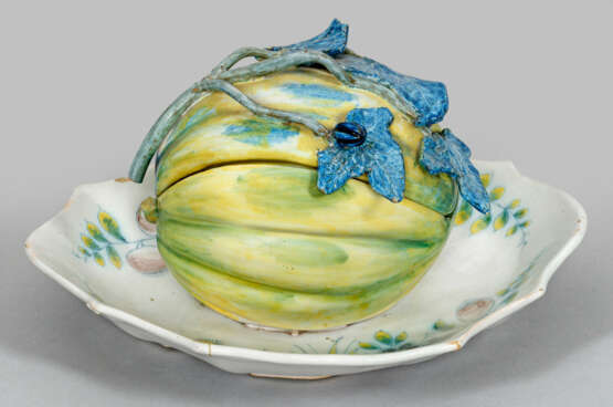 Äußerst seltene Gögginger Melonen-Terrine auf Presentoir - фото 1 Äußerst seltene Gögginger Melonen-Terrine auf Presentoir - фото 1