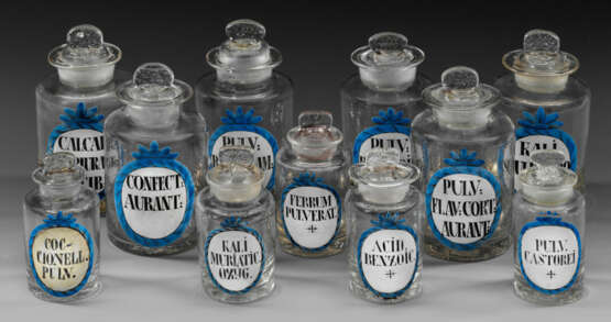 Gruppe von elf Apothekengefäßen - Foto 1