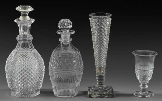 Zwei Karaffen, Weinflöte und Vase im Biedermeierstil - фото 1