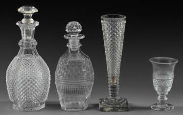 Zwei Karaffen, Weinflöte und Vase im Biedermeierstil