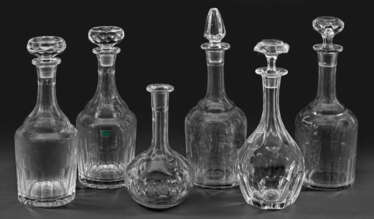 Sechs Kristallkaraffen