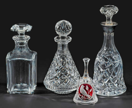 Drei Karaffen und eine Tischglocke - photo 1