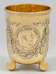 Kugelfußbecher mit Münzen aus dem Dreikaiserjahr