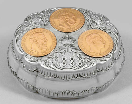 Tabatiere mit Münzen aus dem Dreikaiserjahr - фото 1