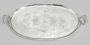 Übergroßes repräsentatives Henkeltablett