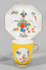 Ziertasse "Blütenstrauch mit Phönix und Schmetterlingspaar"