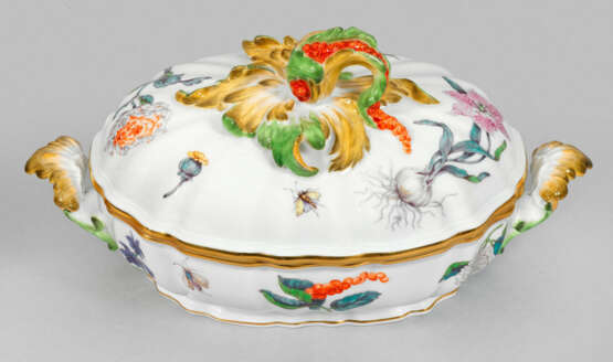 Kleine Deckelterrine mit Pfefferschote und Holzschnittblumen - Foto 1 Kleine Deckelterrine mit Pfefferschote und Holzschnittblumen - Foto 1