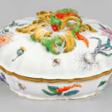 Kleine Deckelterrine mit Pfefferschote und Holzschnittblumen - Foto 1