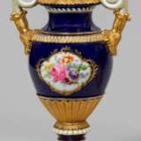 Schlangenhenkelvase mit Blumendekor - photo 1