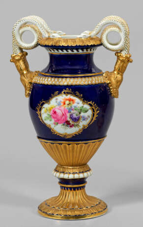 Schlangenhenkelvase mit Blumendekor - photo 1