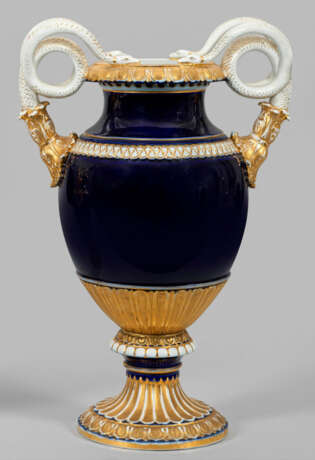 Große Schlangenhenkelvase mit kobaltblauem Fond - photo 1 Große Schlangenhenkelvase mit kobaltblauem Fond - photo 1