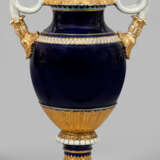 Große Schlangenhenkelvase mit kobaltblauem Fond - photo 1