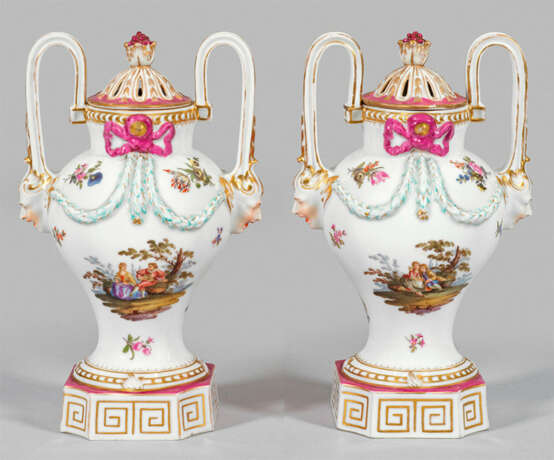 Paar Louis XVI-Potpourri-Vasen mit Watteauszenen - фото 1