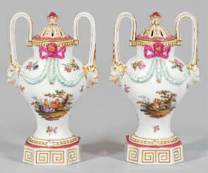 Paar Louis XVI-Potpourri-Vasen mit Watteauszenen