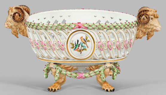 Widderkopf-Jardinière mit Vogeldekor im Louis-XIV-Stil - фото 1 Widderkopf-Jardinière mit Vogeldekor im Louis-XIV-Stil - фото 1