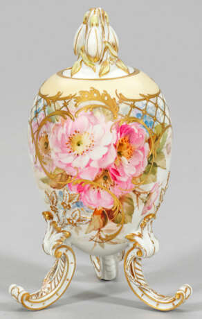 Osterei-Flakon der KPM Berlin mit weicher Blumenmalerei - photo 1 Osterei-Flakon der KPM Berlin mit weicher Blumenmalerei - photo 1