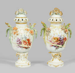 Paar große prachtvolle KPM Berlin-Potpourrivasen