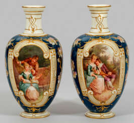 Paar feine KPM Berlin Ziervasen mit galanten Szenen