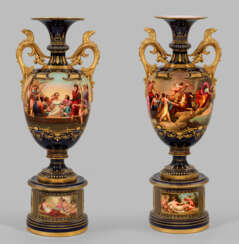 Große KPM Berlin-Prunkvase auf Podest mit Malereien