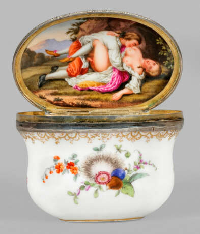 Feine Meissen Tabatiere mit Erotika-Szene und Früchtedekor - фото 1 Feine Meissen Tabatiere mit Erotika-Szene und Früchtedekor - фото 1